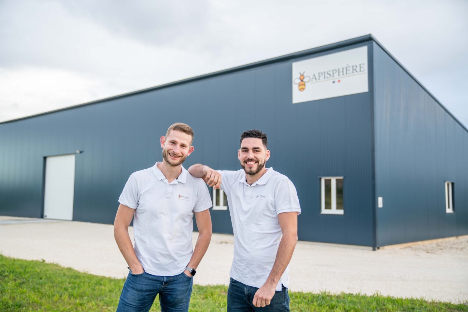 Théo Négrier et Matéo Perot, fondateurs d'Apisphère, apiculteurs artisanaux en Périgord